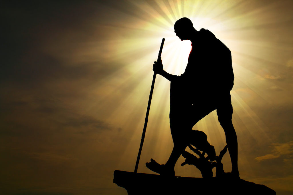 காந்திகள் எப்போதும் சாவதில்லை